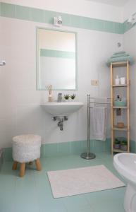 um banheiro com uma pia e um espelho em La Casa di Aurora em Trapani mais 22 fotografias