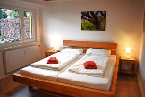- une chambre avec 2 serviettes rouges sur un lit dans l'établissement FVH Family Vacation Heidelberg, à Heidelberg