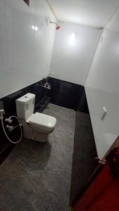 een badkamer met een wit toilet in een kamer bij 'Villa'chava in Chavakachcheri