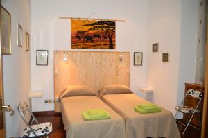 Un dormitorio con dos camas y un cuadro en la pared. en Casa Vacanze Zio Gionni, en Roma