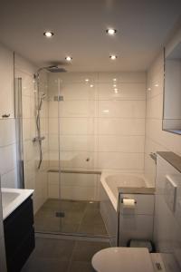 La salle de bains est pourvue d'une douche, de toilettes et d'un lavabo. dans l'établissement FVH Family Vacation Heidelberg, à Heidelberg