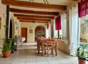 a kitchen and dining room with a table and chairs at MJ Farmhouse B&B in Xagħra