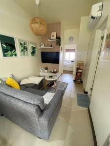 een woonkamer met een bank en een tv bij 2BR Penthouse in Brixton Place with breathtaking view of BGC in Manilla