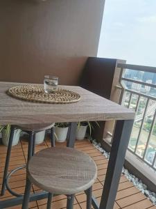 een tafel met twee stoelen en een glas erop bij 2BR Penthouse in Brixton Place with breathtaking view of BGC in Manilla