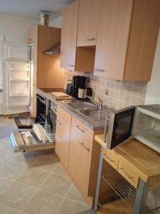 een keuken met een spoelbak en een fornuis bovenste oven bij Hexenstube Jorjina - WLAN - Garten- tolles Bad -Wandern -Mountainbike - Motorradurlaub in Braunlage