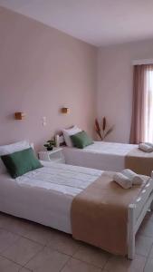 two large beds in a room with at Lunzi Verde in Laganas