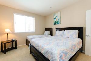 a bedroom with two beds and a window at Huge 2bd Apt Near Disneyland & Anaheim Conv Centr in Orange