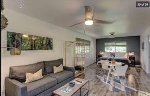 ein Wohnzimmer mit einem Sofa und einem Tisch in der Unterkunft Volcano One - Modern Studio with Lanai near Volcano National Park in Volcano