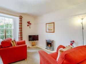 ein Wohnzimmer mit roten Möbeln und einem TV in der Unterkunft 1 Bed in Keswick 86394 in Rosthwaite