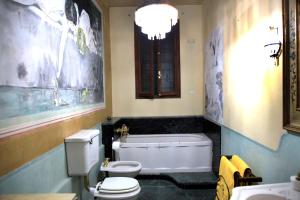 Vannas istaba naktsmītnē Villa Nani Mocenigo