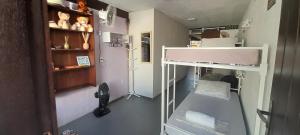 Kleines Zimmer mit Etagenbett und Regalen in der Unterkunft Hospedagem Tucanos in Búzios