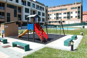 un parque infantil con tobogán en Apartamento Lita, en Posada de Llanes