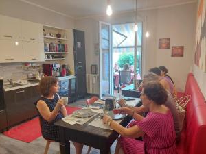 een groep vrouwen aan een tafel bij B&B Country House Crema in Crema