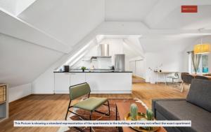 ein Wohnzimmer mit einem Sofa und einer Küche in der Unterkunft Budget Living in the outskirts of Zurich in Dietikon