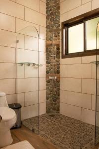 uma cabina de duche em vidro numa casa de banho com WC em Finca Waca em San Pablo