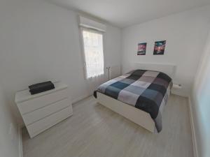 een slaapkamer met een bed, een dressoir en een raam bij Paris 15 min Appartement tout confort 6 couchages in Vitry-sur-Seine
