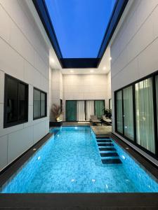 Bazén v ubytování Chill Chill Pool Villa Pattaya nebo v jeho okolí