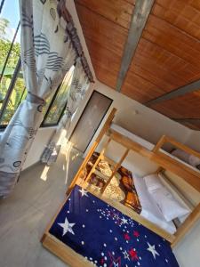 a room with two bunk beds in a house at Finca los Tres Ángeles in Vergara