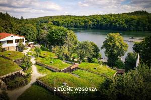 Vista aerea di Zielone Wzgórza - Hobbitowe Domki na Kaszubach