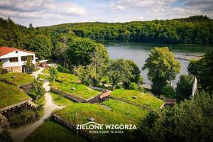 プシビツにあるZielone Wzgórza - Hobbitowe Domki na Kaszubachの川下り農場の空見
