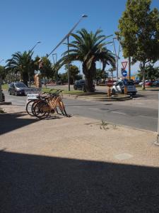 un grupo de bicicletas estacionadas al lado de una calle en Asfodelo 97, en Alghero