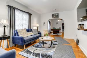 uma sala de estar com um sofá azul e uma mesa em Niles Vacation Rental Near St Joseph River! em Niles