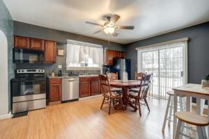 cocina con mesa y sillas y ventilador de techo en Niles Vacation Rental Near St Joseph River!, en Niles