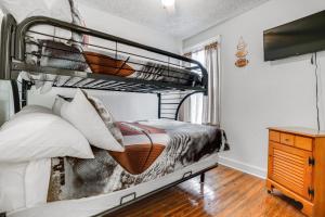 1 dormitorio con litera y almohadas blancas en Niles Vacation Rental Near St Joseph River!, en Niles