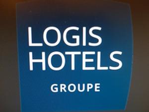 Una señal azul que dice grupo de hoteles de troncos en Logis Hôtel Louise de Savoie, en Blois