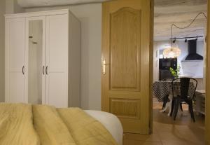 - une chambre avec un lit et une salle à manger avec une table dans l'établissement Apartamento Tarazona Centro, à Tarazona de Aragón