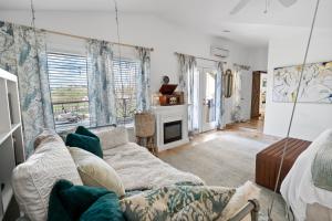 a living room with a couch and a fireplace at Paschal Winery - Dream 2 Cottage in Talent