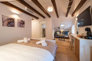 una camera da letto con un letto grande e un soggiorno di Shee-Lu Suite 2 a Dubrovnik