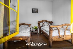 プシビツにあるZielone Wzgórza - Hobbitowe Domki na Kaszubachのベッドルーム1室(ベッド2台、鏡付)