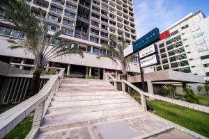 una escalera que conduce a un edificio con palmeras en Hotel Praia Mar, en Fortaleza