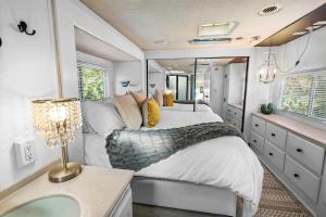 Katil atau katil-katil dalam bilik di Paschal Winery - Glamp Cottage Trailer