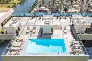 uma vista superior de uma piscina no topo de um edifício em 30 Day Rental In Waikiki With Parking! em Honolulu