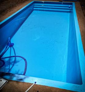 una piscina azul con una manguera. en Cabaña El Forastero en Coronel Moldes