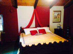 Säng eller sängar i ett rum på B&B Il Castello del Ghiro RENT E-BIKE