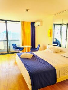 una camera d'albergo con letto, tavolo e sedie di ORBI CITY sea a Batumi