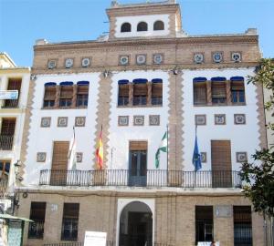 サンタ・フェにあるEl Rincón del viajero - Parking privadoの白旗の大きな建物