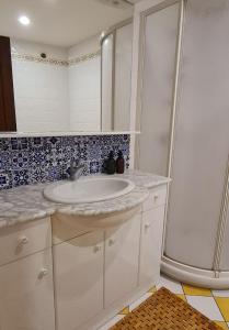 W łazience znajduje się umywalka i prysznic. w obiekcie Gîte Rocamadour L'Oustal de Beline free wifi w mieście Rocamadour