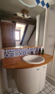 a bathroom with a sink and a mirror at Gîte Rocamadour L'Oustal de Beline free wifi in Rocamadour