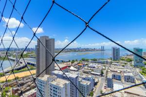 una valla de alambre con vistas a la ciudad en Parque Shopping #2206 - Apartamento em Boa Viagem Housi por Carpediem en Recife