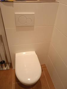 La salle de bains est pourvue de toilettes blanches. dans l'établissement Hexenstube Jorjina - WLAN - Garten- tolles Bad -Wandern -Mountainbike - Motorradurlaub, à Braunlage