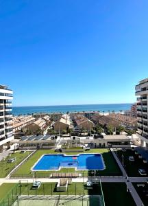 mit Blick auf einen Tennisplatz und das Meer in der Unterkunft Sea View Apartment Sabbia by Gabbeach in Valencia