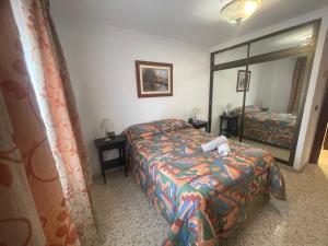 Posteľ alebo postele v izbe v ubytovaní GRAN Y MAGNÍFICO APARTAMENTO EN MáLAGA