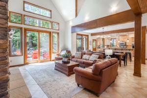 Posezení v ubytování Suncadia 4 Bdrm Custom Built Pet Friendly Home