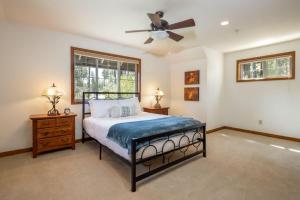 Rúm í herbergi á Suncadia 4 Bdrm Custom Built Pet Friendly Home