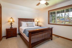 Rúm í herbergi á Suncadia 4 Bdrm Custom Built Pet Friendly Home