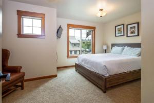 une chambre avec un lit et une fenêtre dans l'établissement Suncadia 2 Bdrm Pet Friendly Townhome, Short Walk to Swim and Fitness Center, à Cle Elum 16 autres photos